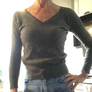 100% cashmere dark gray size small V-neck sweater by Barrow & Grove